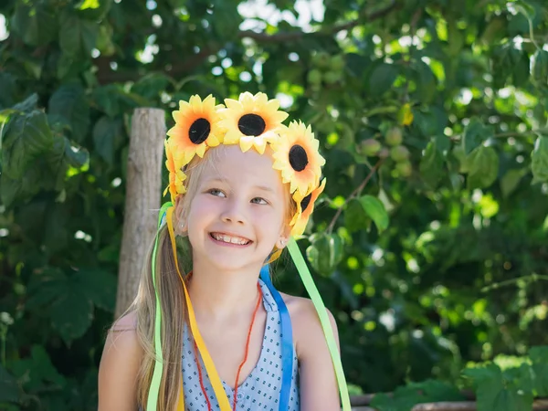 Mooi meisje met florale decoratie leuke blikken naar de kant. — Stockfoto