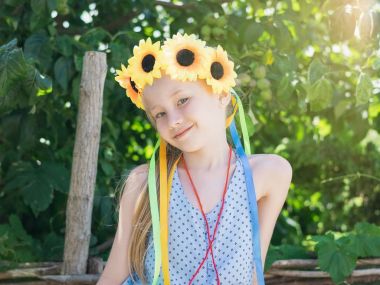 Ayçiçeği güneş ağacın önünde kafasına güzel kızla.