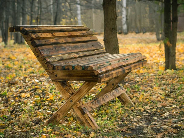 Beautiful wooden bench in autumn city Park. — Stock Photo, Image