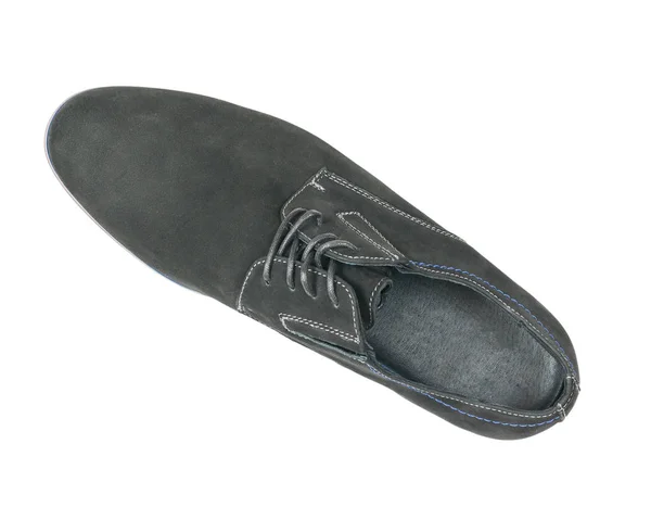 Classiche scarpe da uomo nere sul piede destro isolate su sfondo bianco . — Foto Stock