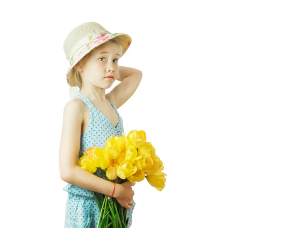 Chica con un ramo de tulipanes apoyados con una mano su sombrero . — Foto de Stock