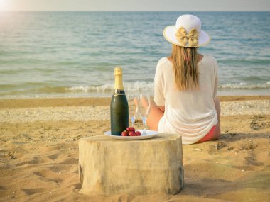 Deniz manzara şampanya ve çilek ile bir kadınla akşam.