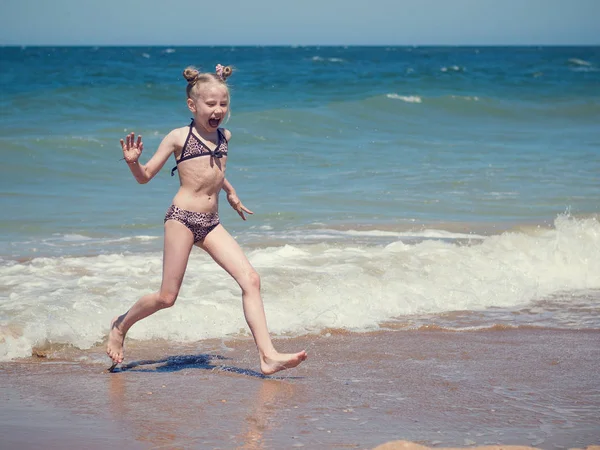 Kız uzak sorunlu bir deniz sıcak yaz günü çalışır..