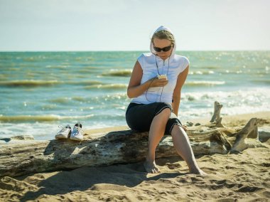 Bir kadın bir eğitim programı içinde hareket eden aygıt bakar.