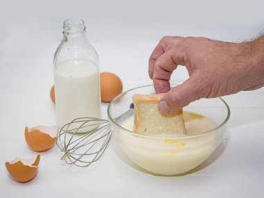 Erkek el beyaz ekmek süt-yumurta karışımı dunks.