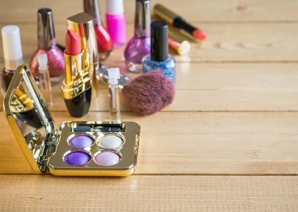 Eye shadow and reflected in the mirror lipstick on a vintage rustic table. — Stock Photo, Image
