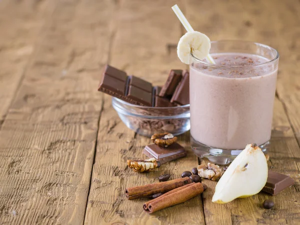 Coklat smoothie dengan pisang dan pir di meja antik pedesaan . — Stok Foto