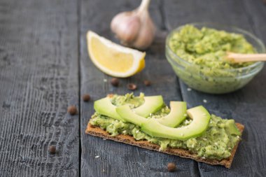 Avokado dilimleri kremalı kızarmış çavdar yaymak.