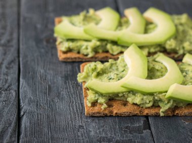 Taze gevrek ekmek krem ve avokado rustik bir tablo ile.