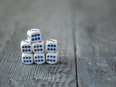 Yedi zar ahşap bir masa üzerinde bir yığın dizilir.