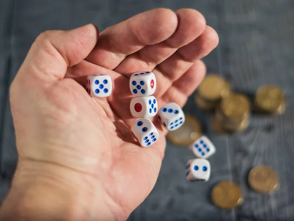 Spiel um Geld-Würfeln auf dem Tisch mit Geldwürfeln. — Stockfoto