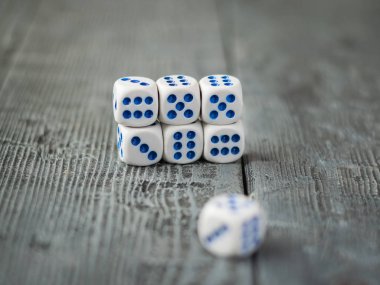 Yedi zar bir yığın ahşap bir karanlık tablo dizilir.