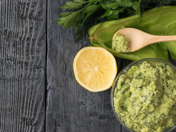 Yarım limon ve avokado pate otlar rustik bir tablo ile. Üstten Görünüm. Yukarıdan görüntülemek.