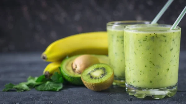 Smoothies aus Avocados, Bananen, Kiwi und Kräutern auf einem Holztisch. Ernährung vegetarische Kost. — Stockfoto