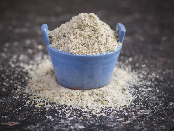 Biji garam biru diisi dengan garam, dengan rempah-rempah di atas meja batu . — Stok Foto