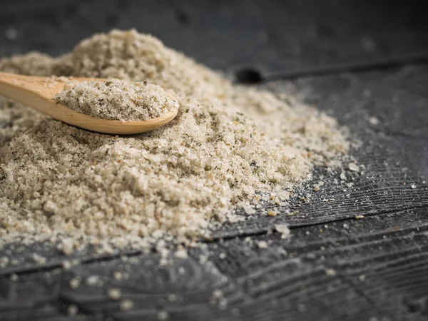 Una gran pila de sal con hierbas con una cuchara de madera sobre una mesa vintage . — Foto de Stock