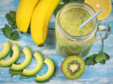 Kesilmiş meyve muz, kivi ve avokado ile güler yüzlü avokado. Diyet vejetaryen yemekleri. Çiğ gıdalar.