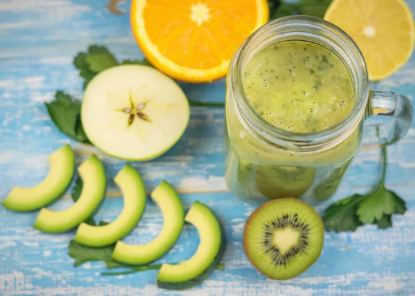 Smoothie med avokado med skurna frukter av banan, kiwi, avokado och örter. Kost vegetarianmat. Råa livsmedel. — Stockfoto