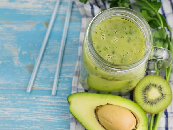 Smoothie aus Avocado mit geschnittenen Früchten aus Kiwi, Avocado und Kräutern. Ernährung vegetarische Kost. Rohkost. — Stockfoto