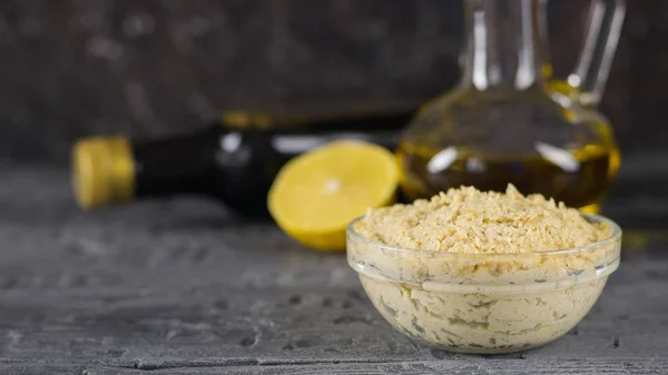 Massa fresca tahini de sementes de gergelim para o falafel na mesa de madeira escura . — Fotografia de Stock