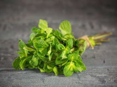 Nane, koyu ahşap masa üzerinde kaba bir ip ile bağlı bir grup. Sağlıklı beslenme kavramı.