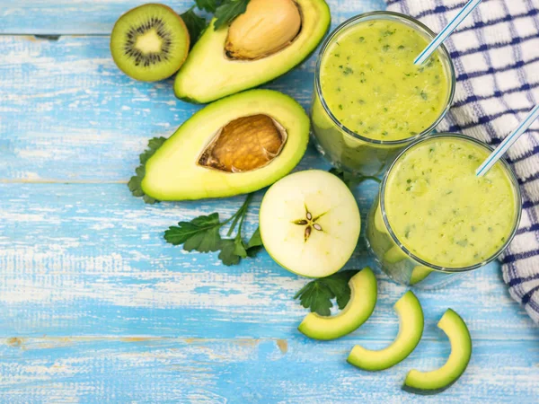 Smoothie aus Avocado mit geschnittenen Früchten aus Kiwi, Avocado und Kräutern. Rohkost. — Stockfoto