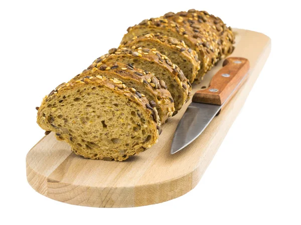 Pão fatiado de farinha de trigo em uma tábua de madeira de corte isolado no fundo branco . — Fotografia de Stock