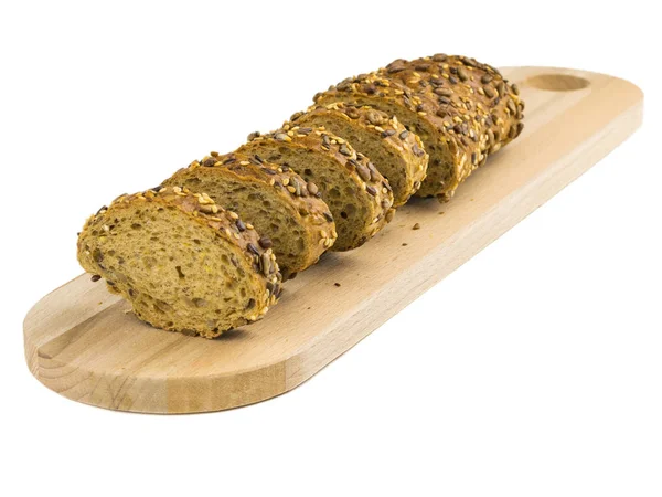 Cortar rebanadas de pan de harina de trigo con semillas en una tabla de cortar aislado sobre fondo blanco . — Foto de Stock