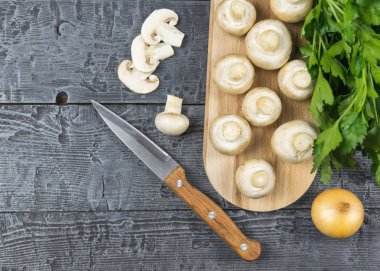 Maydanoz ve soğan Pano rustik masada kesme üzerinde taze petrol. Vejetaryen yiyecekler tablodur. Üstten Görünüm.