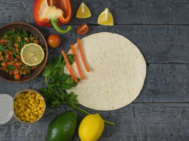 Mısır unu, avokado, biber, domates, limon, limon, maydanoz, Mısır ve otlar pasta yaptım. Üstten Görünüm.