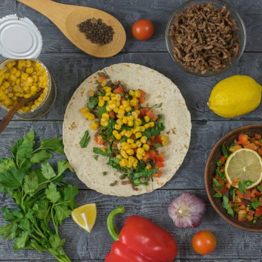 Mısır tortilla Meksika tacos hazırladı. Üstten Görünüm.