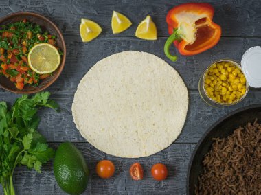 Mısır unu, avokado, biber, limon, limon, maydanoz, sarımsak, Mısır ve otlar pasta yaptım. Üstten Görünüm.