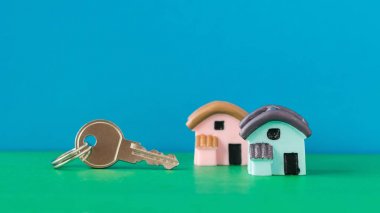 Bir tuşa veya mavi zemin üzerine yeşil bir resepsiyon ile iki ev.