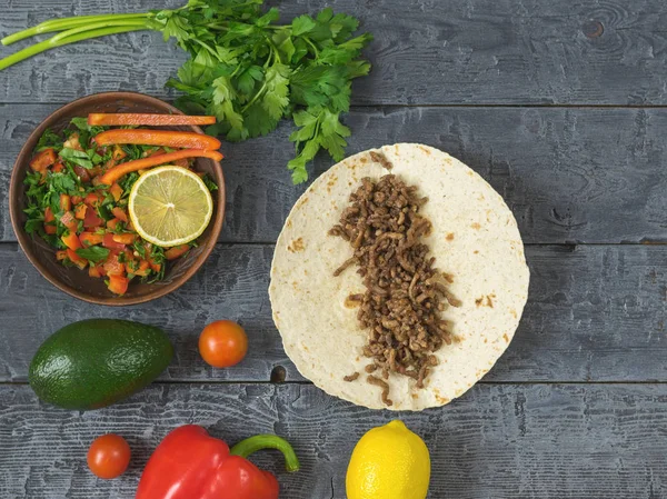 Mexican tortilla with beef minced meat and ingredients for such. — Stock Photo, Image