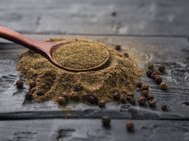 Zemin ve bütün karabiber masanın üzerine bir tahta kaşık dökülür.