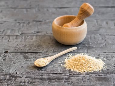 Susam ve harç havaneli koyu ahşap tablo ile.