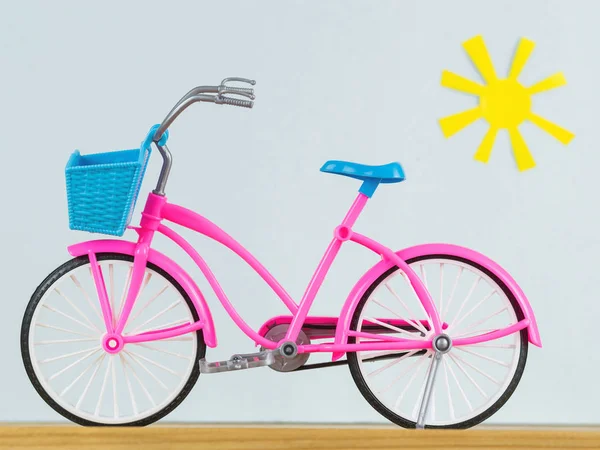 Велосипедная игрушка на деревянном полу . — стоковое фото