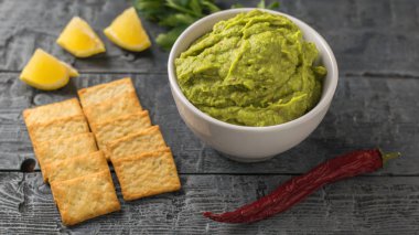 Meksika cips, guacamole ve biber rustik masaya vardır.