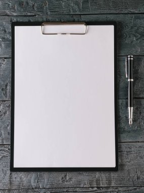 Defter kalem koyu ahşap tablo ile. Üstten Görünüm.