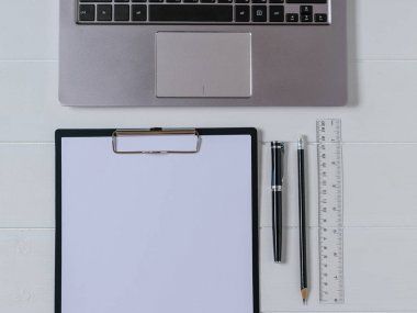 Dizüstü bilgisayar, tablet, cetvel ve kalem ile Tasarımcısı'nın çalışma alanı'nın Üstten Görünüm.