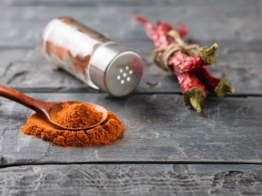 Pods üzerinden kırmızı biber siyah tablosuna bir kavanoz.