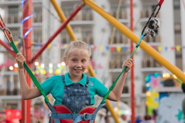 Kız hevesle cazibeye atlamak için hazırlanıyor..