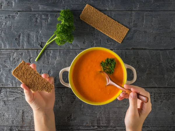 Child eats soup mashed vegetables with bread toast. Flat lay. — Stock Photo, Image