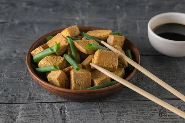青葱配上炸豆腐芝士和筷子放在木桌上. — 图库照片