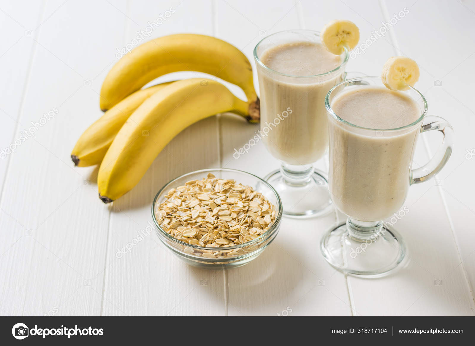 Банановый смузи с овсяными хлопьями. Овсяные хлопья молоко банан. Банановый смузи с овсяными хлопьями. Овсяные хлопья молоко банан. Смузи овсянка банан молоко.