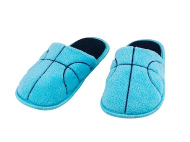 Beyaz arka planda izole edilmiş yumuşak malzemeden yapılmış ev terlikleri..