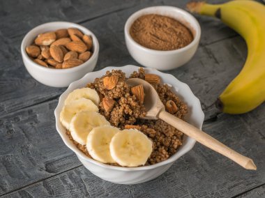 Tahta masadaki kakaolu kinoalı muzlu lapa..