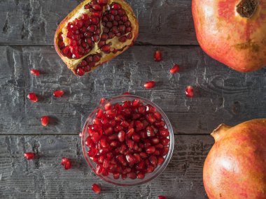 Ahşap bir masada kırılmış olgun nar manzarası. Yukarıdan görünüşü.
