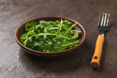 Taş bir arka planda çatal ve kil kase kinoa. Sağlıklı bitkisel beslenme.