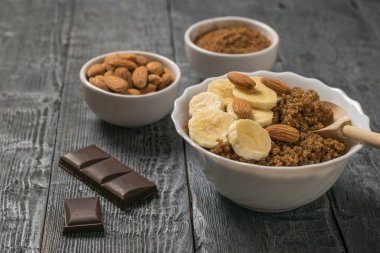 Çikolata parçacıkları ve muz ve bademli kinoa lapası..